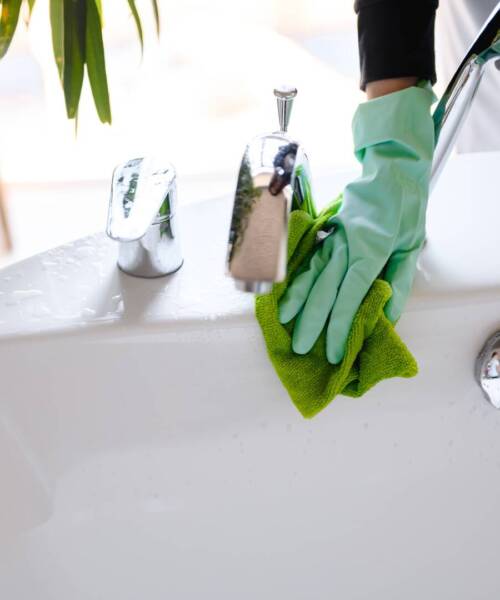 a-girl-in-green-rubber-gloves-and-a-gray-apron-was-2026-01-07-05-42-47-utc